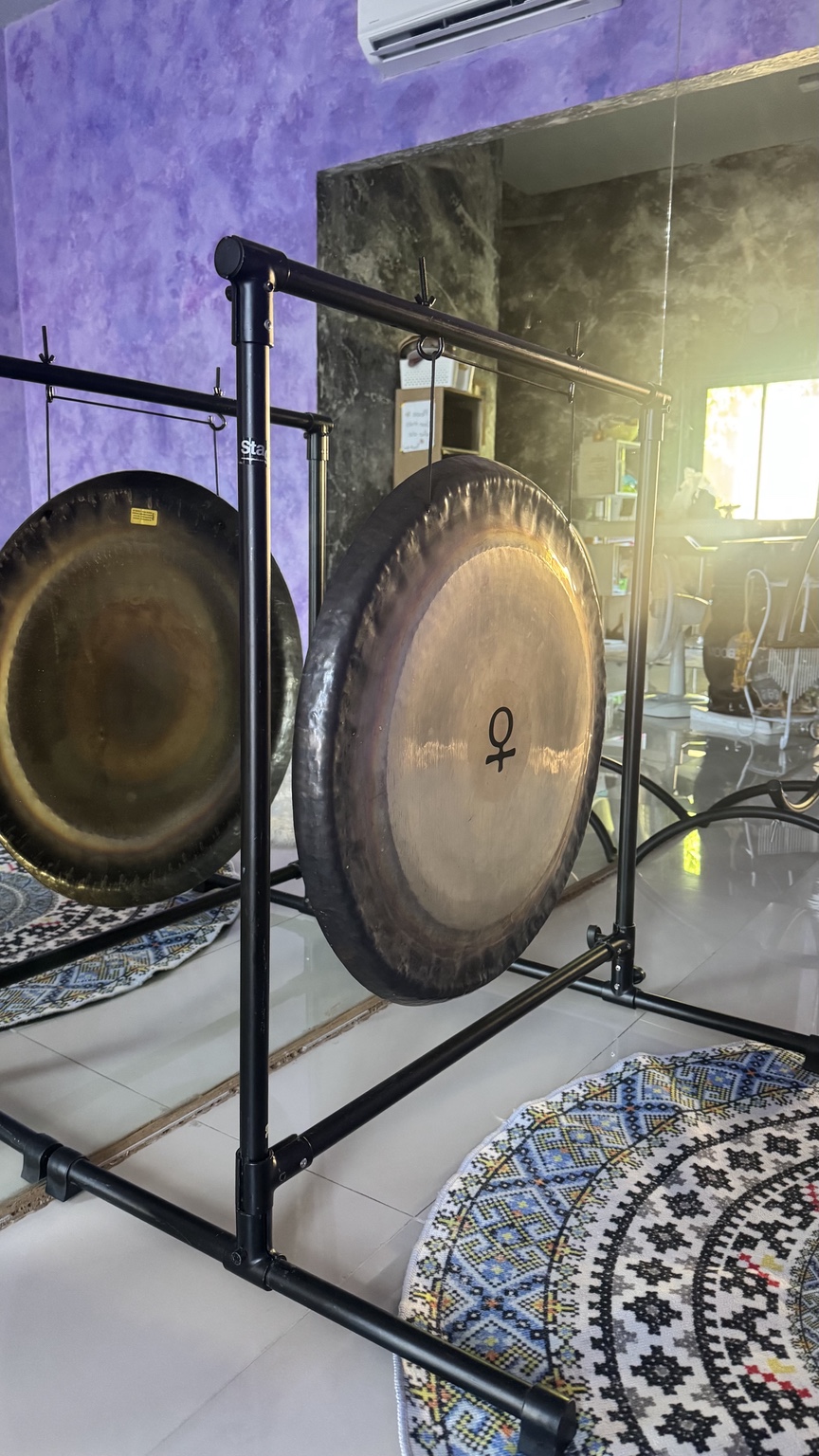 גונג ונוס על הסטנד, לצד גונג נוסף במרחב הנגינה.